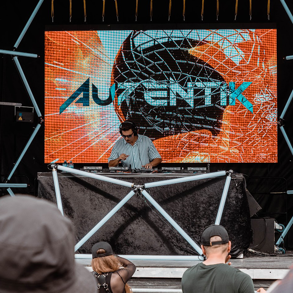 AU7ENTIK performance 3