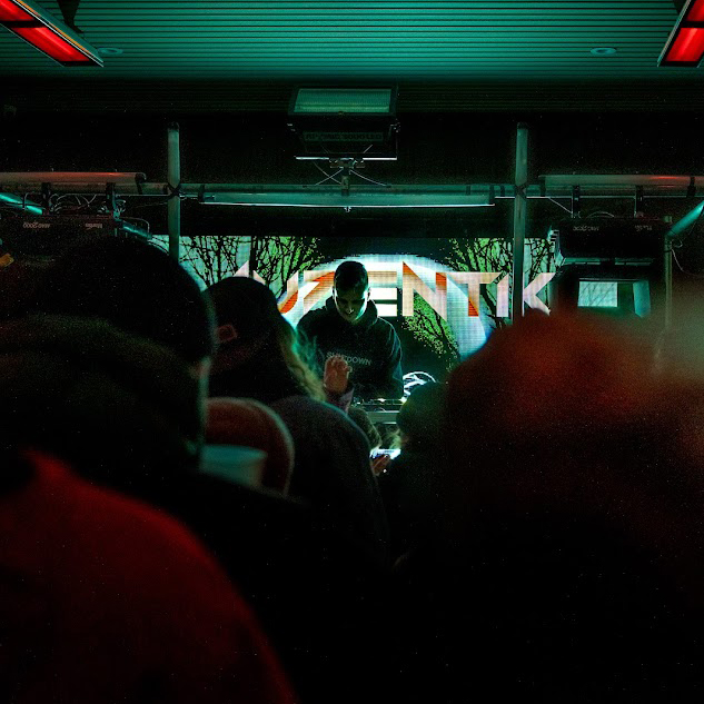 AU7ENTIK performance 1