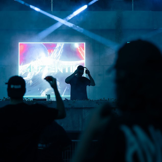 AU7ENTIK performance 2